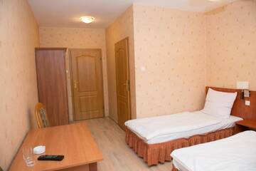 Фото номера Двухместный номер эконом-класса с 2 отдельными кроватями Отель Hotel Borowianka г. Острув-Велькопольски 3