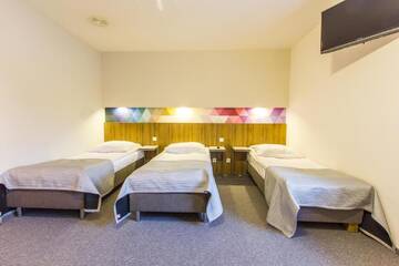Фото номера Стандартный трехместный номер Отель Hotel Platan г. Острув-Велькопольски 3